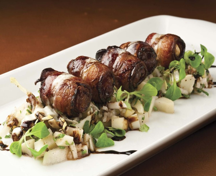 4-سالاد خرمای بادام پر شده با بیکن روی پالمیتو و سالاد اندیو