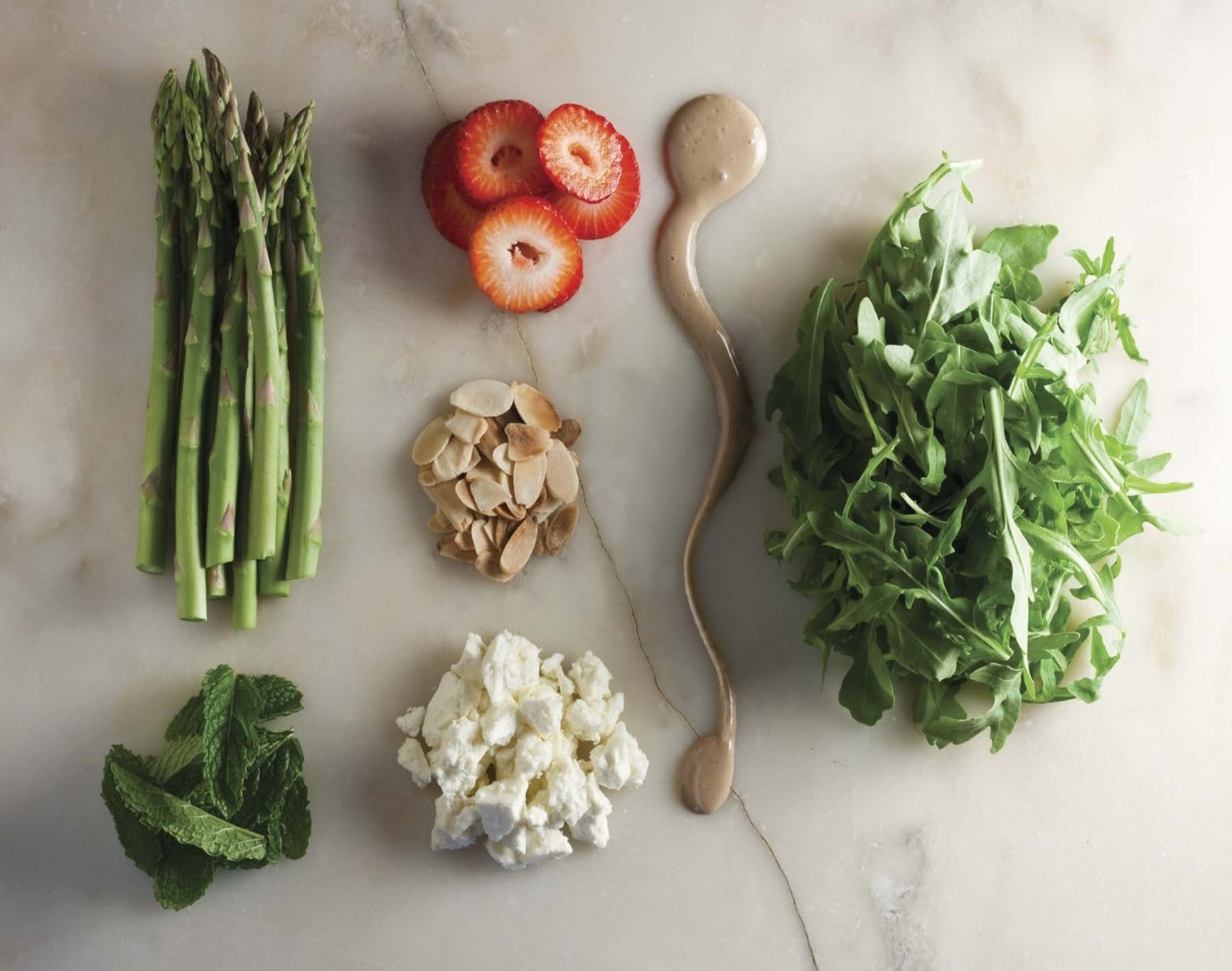 105-سالاد آروگولا ی کوچک با توت فرنگی، فتا و مارچوبه