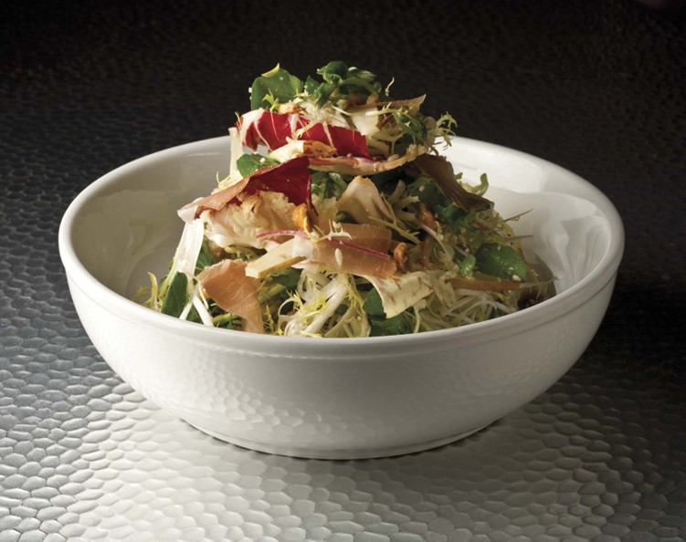 73-سالاد زمستانی سبزی تلخ، گلابی بوسک، فندق و اسپک دودی