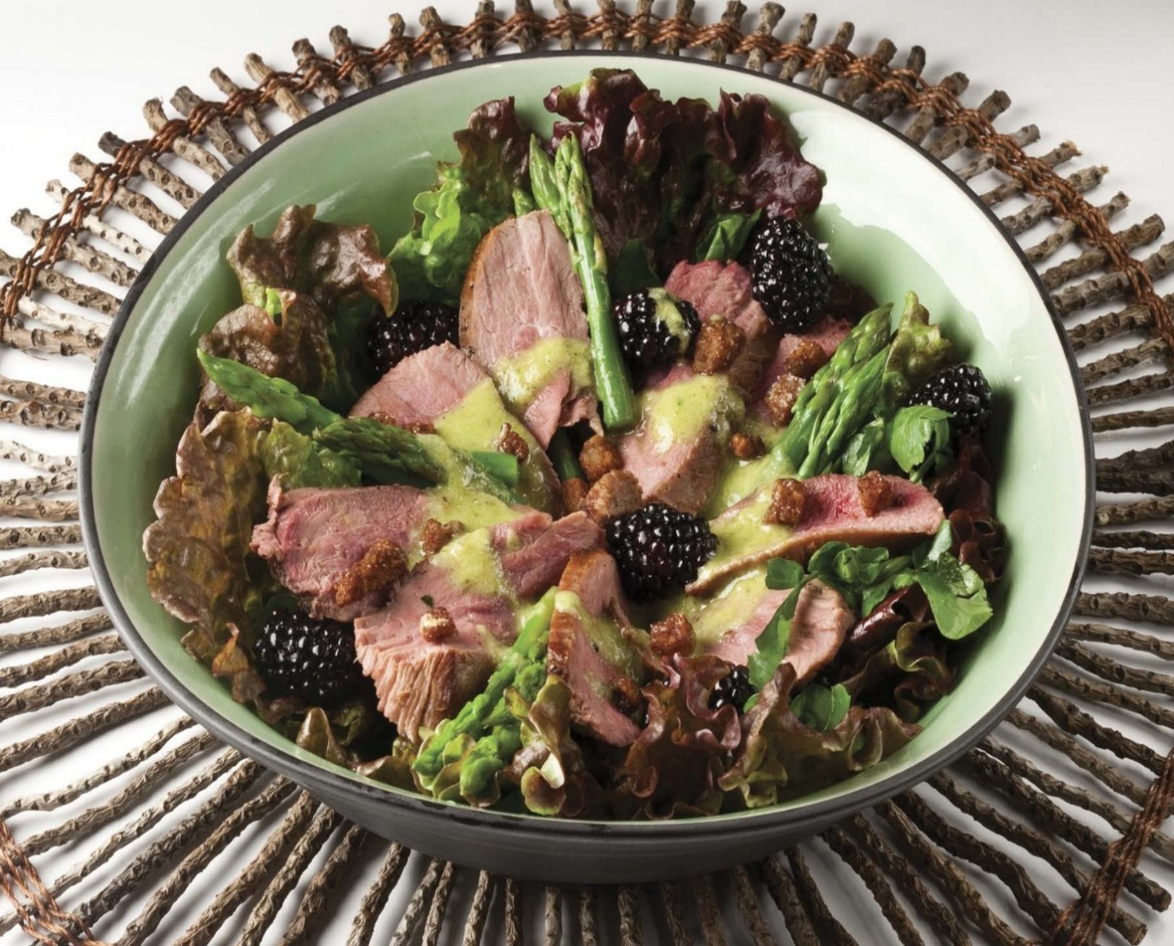 63-سالاد سینه اردک پکین با توت سیاه و مارچوبه