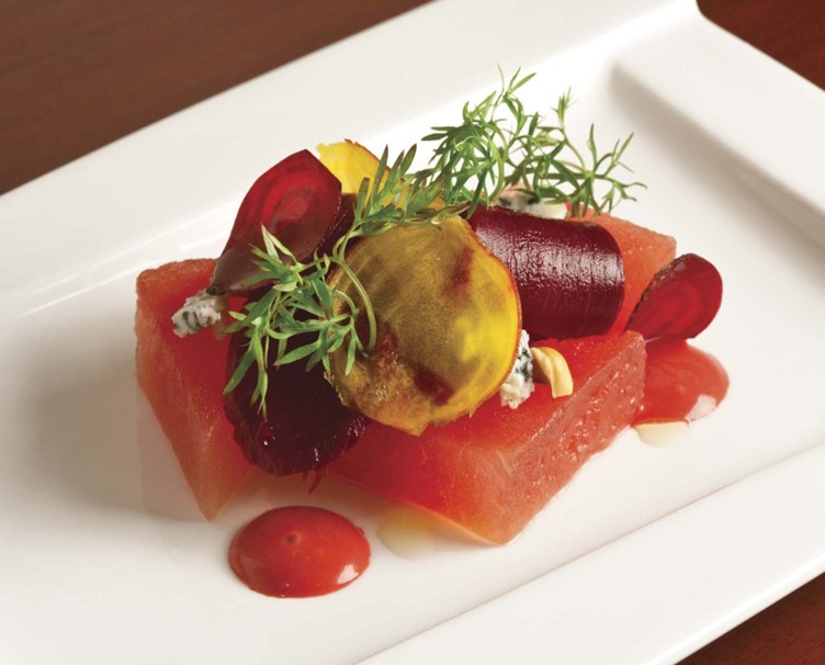 55-سالاد هندوانه با چغندر، فندق و پنیر آبی