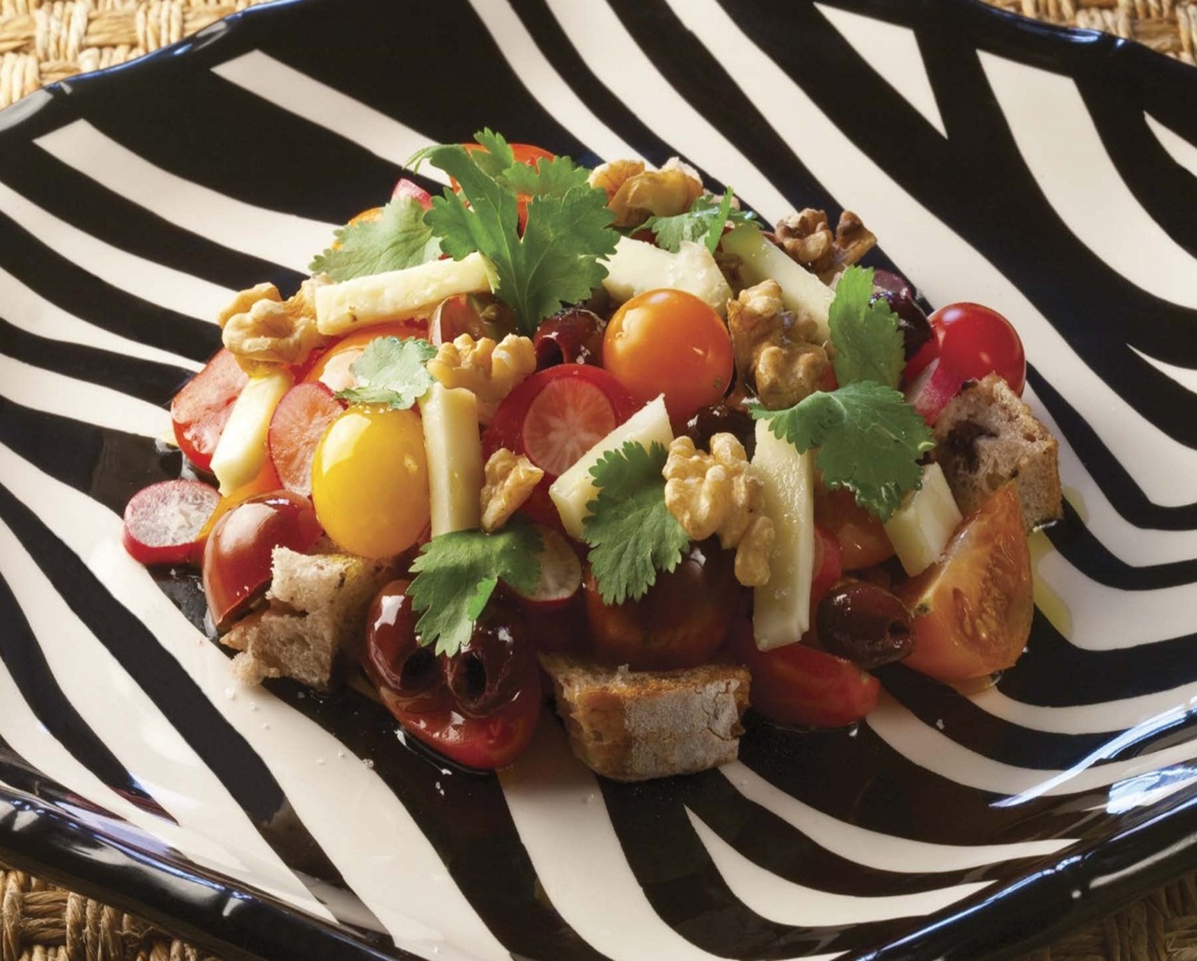 69-سالاد پانزانلا با گوجه فرنگی، گشنیز و نان زیتون