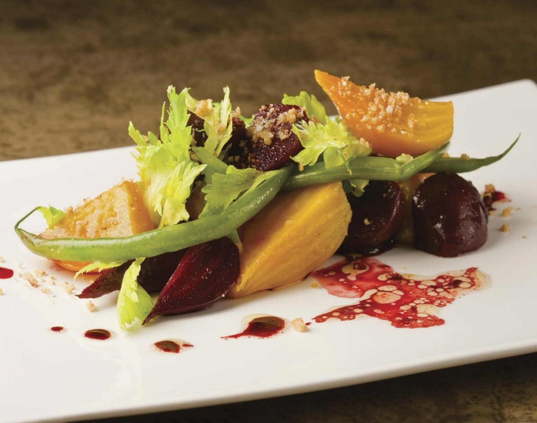 68-سالاد چغندر برشته شده با برگ هانی، برگ کرفس و گردو