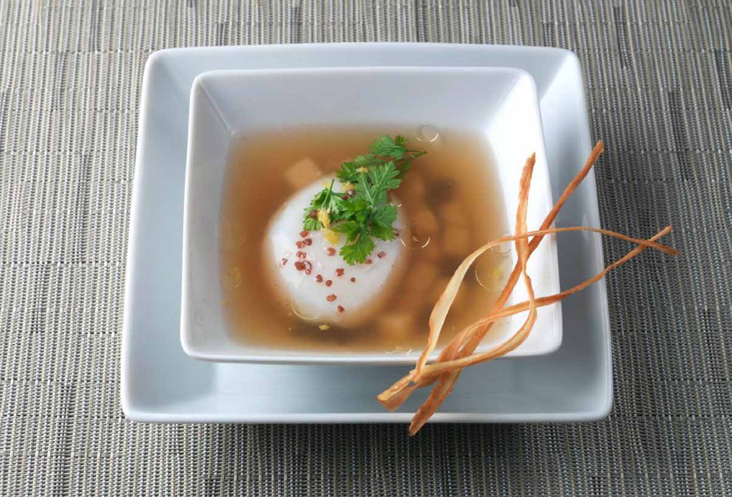 6-تخم‌مرغ آرام‌پز با شلغم در آبگوشت ترافل Slow Cooked Egg with Parsnips in a Truffled Broth
