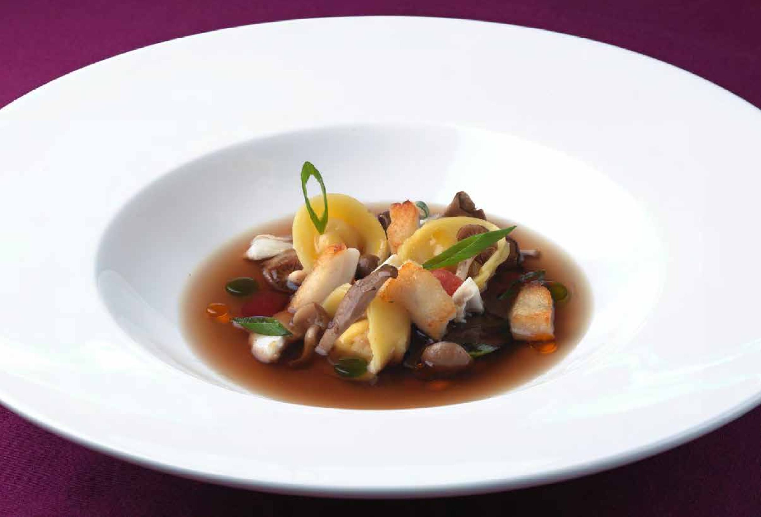 7-آبگوشت داشی قارچ با تور تلینی شاه میگو آب شیرین، گوشت شاه میگو آب شیرین و ماهی مانک‌فیش  Mushroom Dashi Broth with Lobster Tortellini, Freshwater Crab and Monkfish