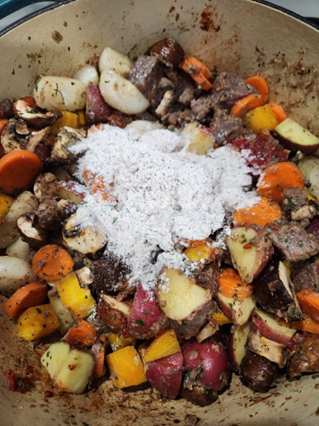 افزودن آرد به خورش (Adding Flour to Stew)