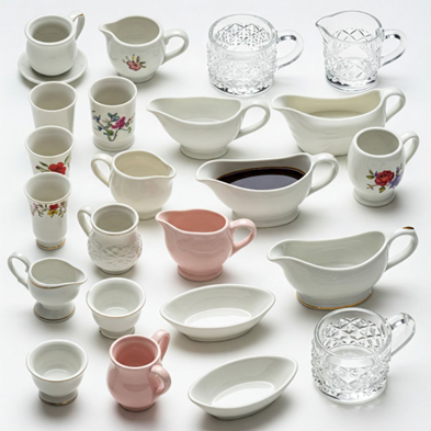 انتخاب ظروف مناسب برای سرو سس‌های سبک  (Choosing the Right Dishware for Light Sauces)