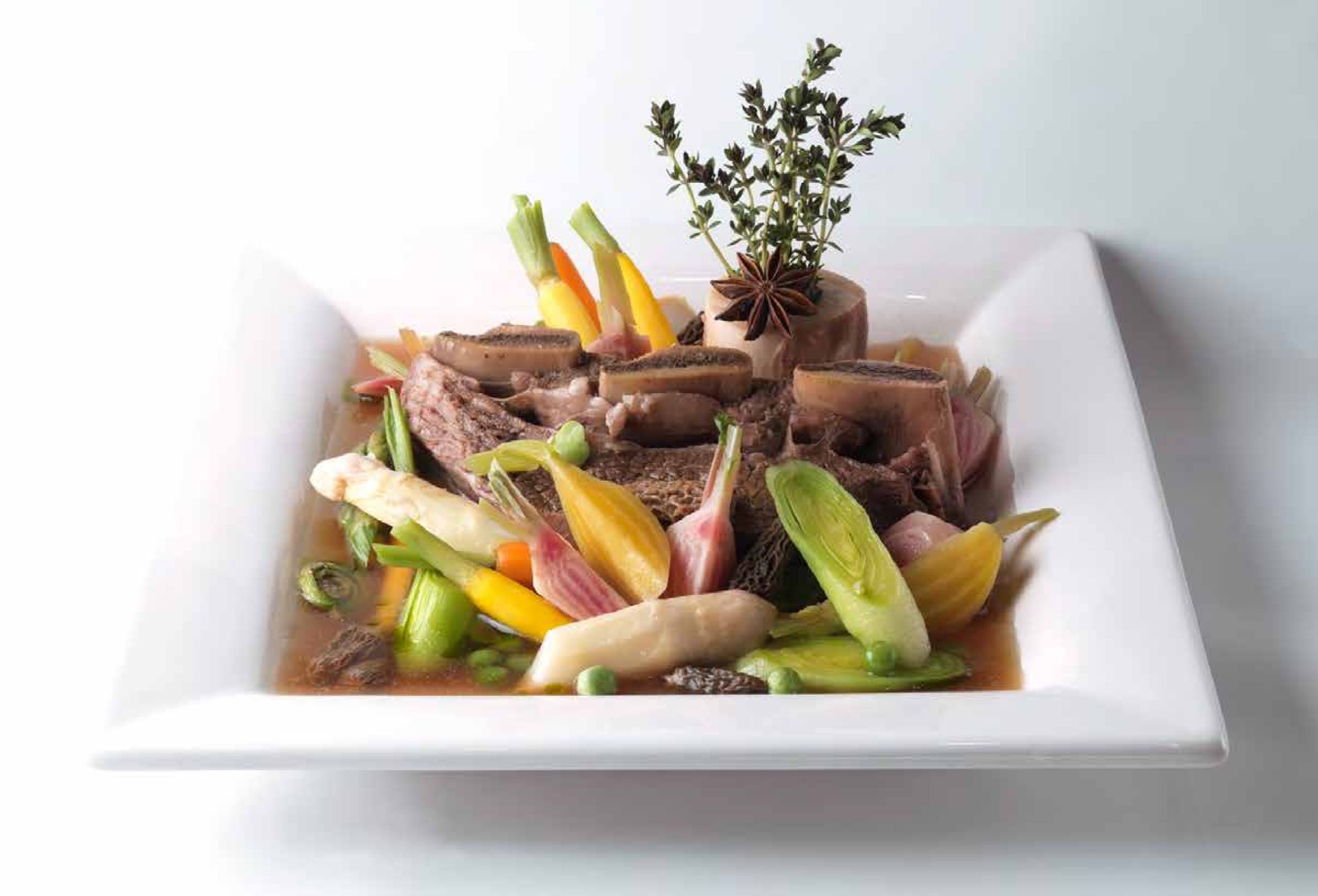 92-دنده‌ کوتاه گاو با مغز استخوان و سبزیجات  (Short Ribs of Beef with Bone Marrow and Vegetable Toss)