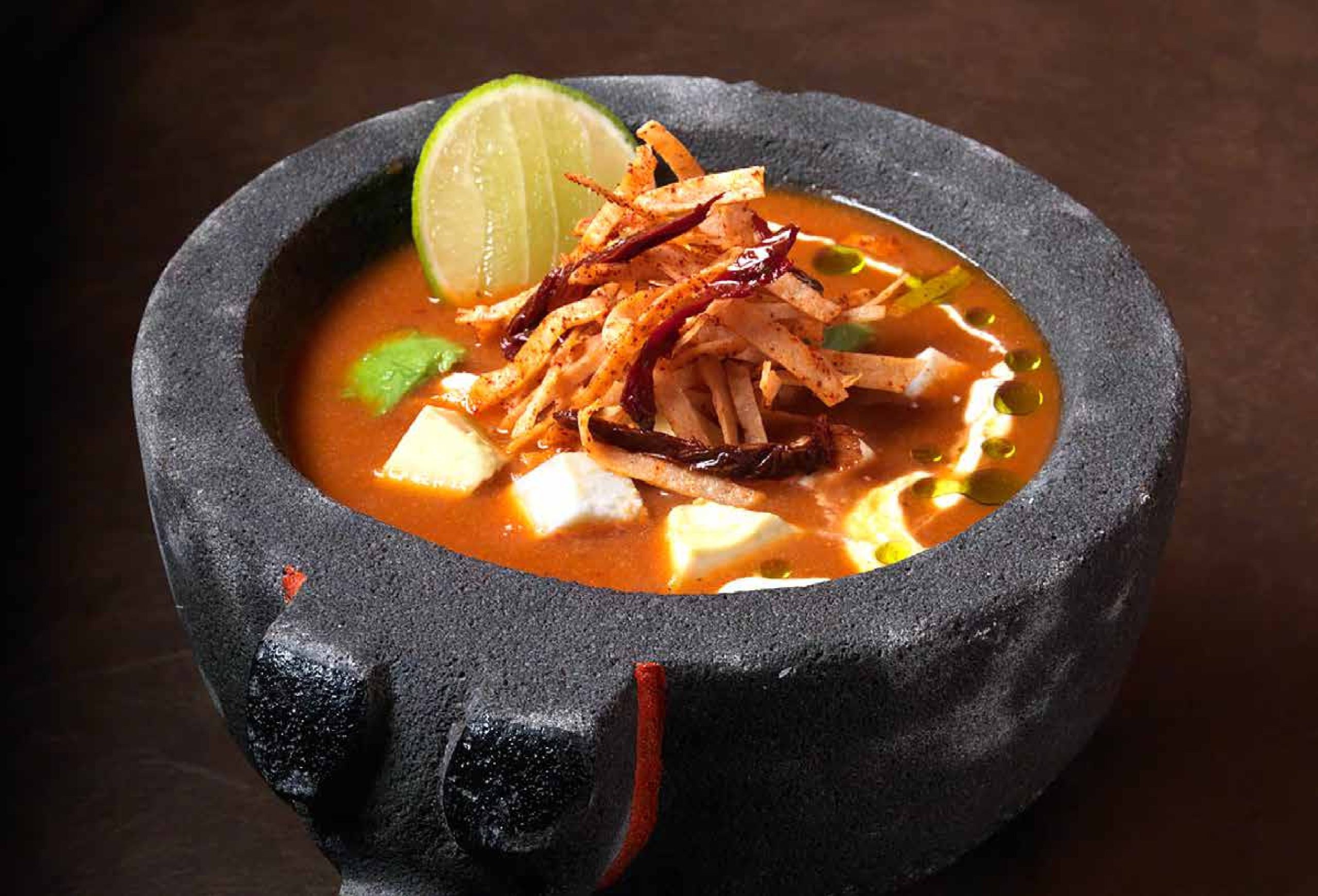 36-سوپ تورتیا با مرغ گریل‌شده، آووکادو و پنیر کسوفرسکو  Tortilla Soup with Grilled Chicken, Avocado, and Queso Fresco
