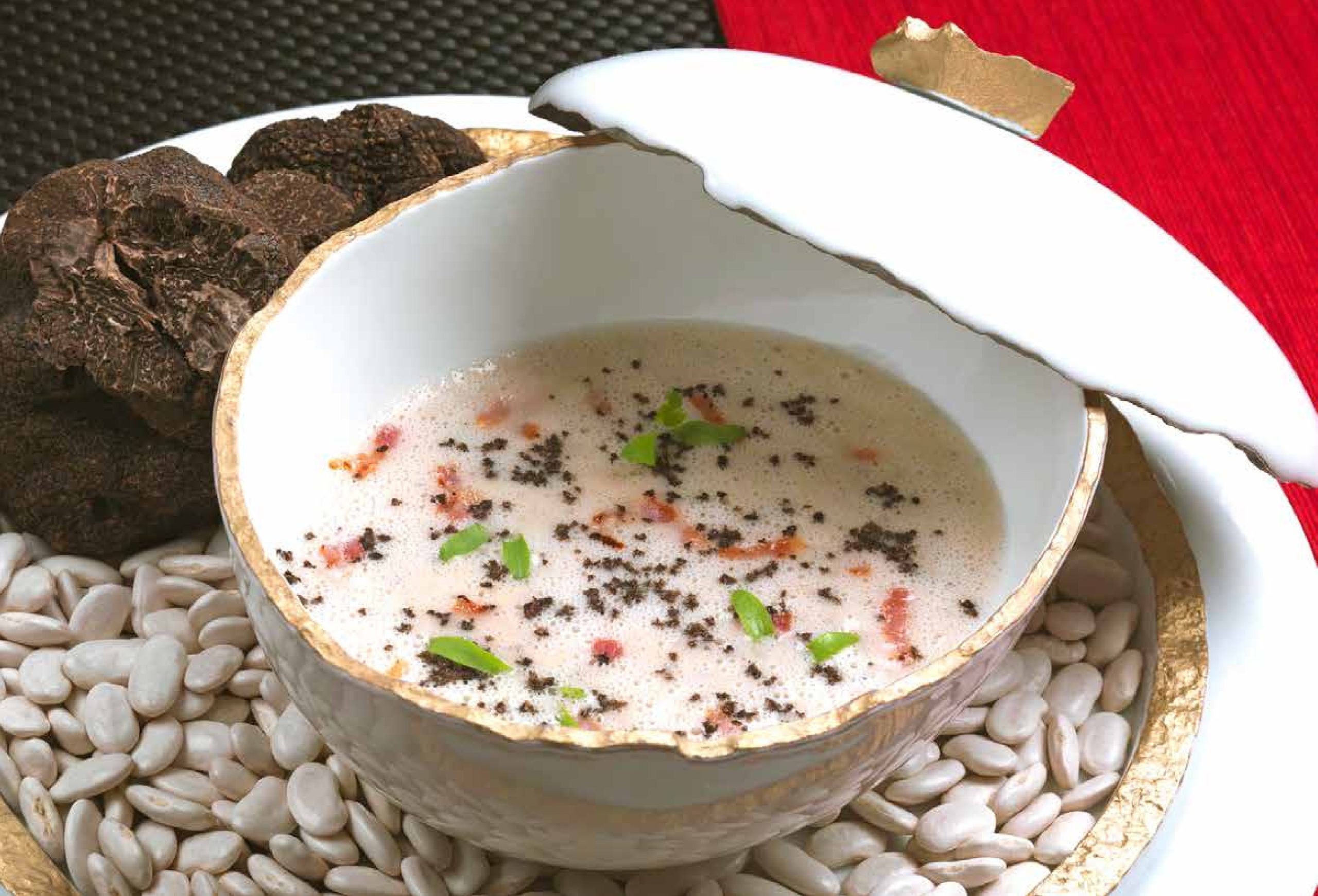 50-سوپ لوبیای سفید تاربه با بیکن و ترافل سیاه  La Crème Légère De Haricots Cocos Au Lard