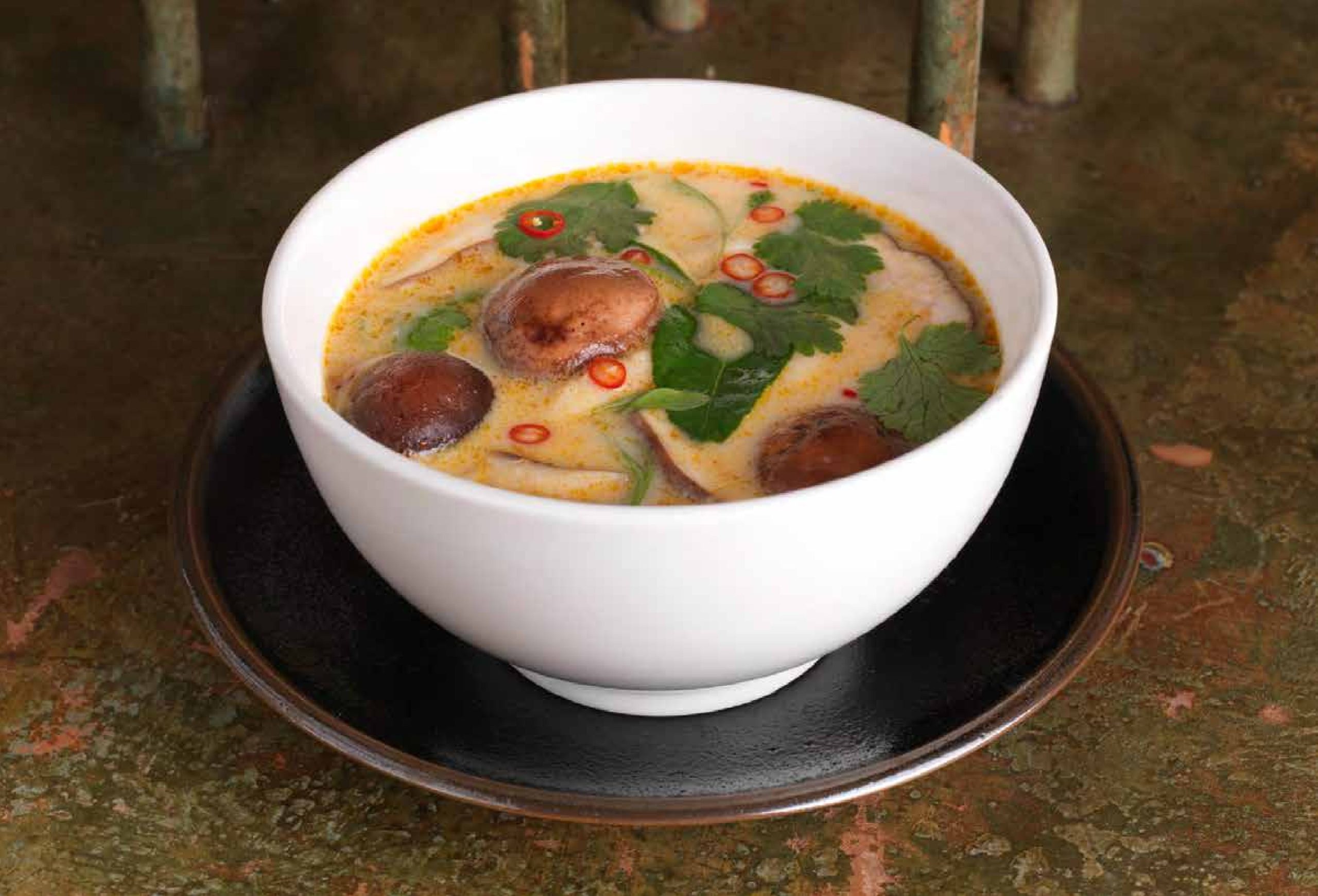 31-سوپ مرغ و شیر نارگیل با علف لیمو و گالانگال Chicken and Coconut Milk Soup with Lemongrass and Galangal