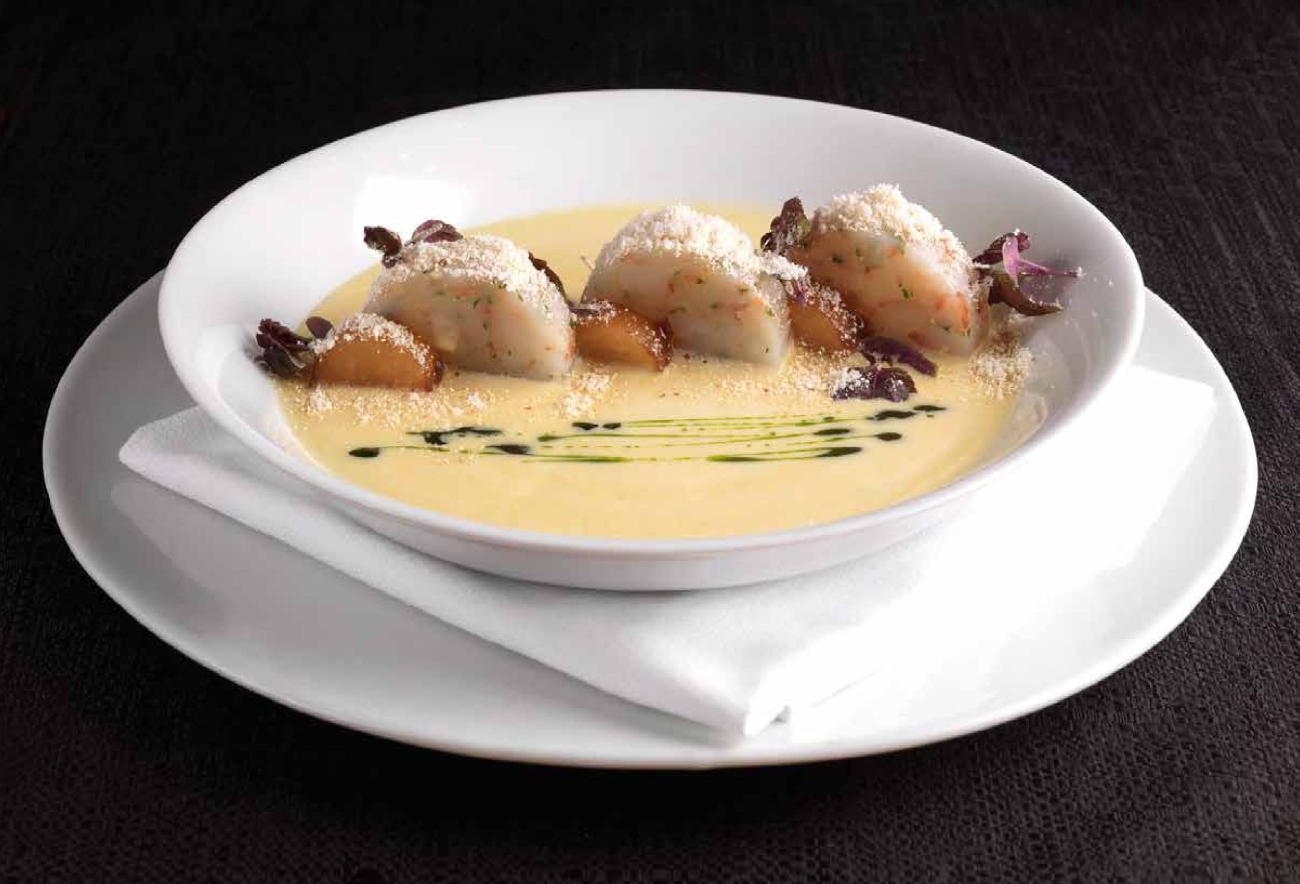 98-سوپ پاپ‌کورن با رول میگوی پاپ‌کورن، جیکاما و تمر هندی  (Popcorn Soup with Popcorn Shrimp Rolls, Jicama, and Tamarind)