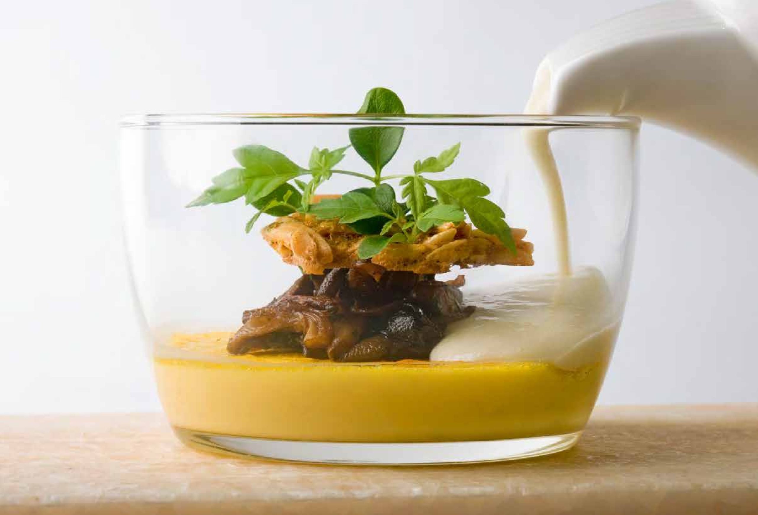 61-سوپ گل‌کلم با فلن چدار و بادام  (Cauliflower Soup with Cheddar Almond Flan)