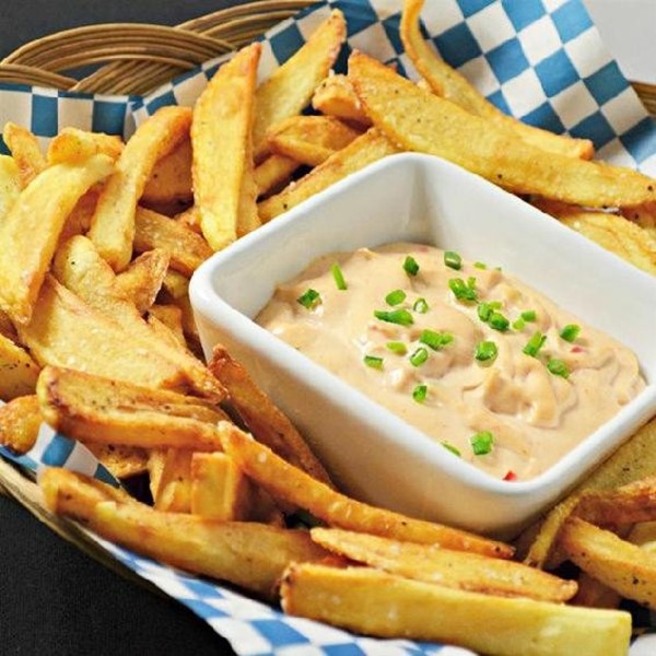 8-سیب‌زمینی بلژیکی با سس آندالوس خامه‌ای (Belgian Fries with Andalouse Sauce)