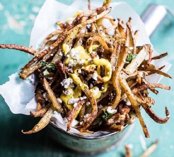 21-سیب‌زمینی سرخ کرده با پنیر فتا و سیر زعفرانی آیولی (Fried Potatoes with Feta Cheese and Saffron Garlic Aioli)