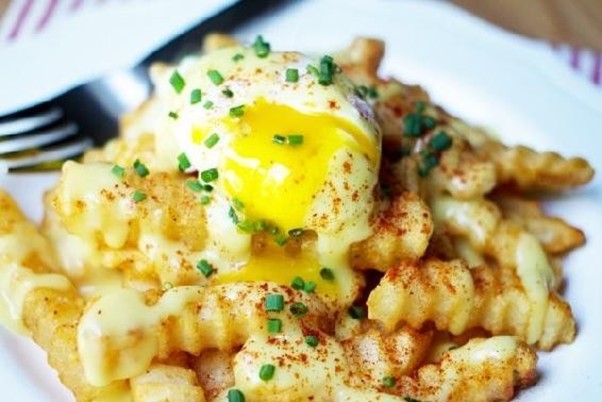 20-سیب‌زمینی سرخ‌شده با تخم‌مرغ بندیکت (Fried Potatoes with Eggs Benedict)