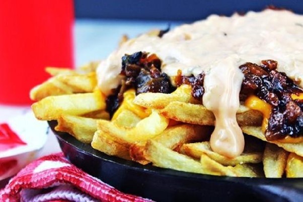 14-سیب‌زمینی پنیری به همراه پیاز کاراملیز شده و سس هزار جزیره (Cheesy Fries with Caramelized Onions and Thousand Island Sauce)