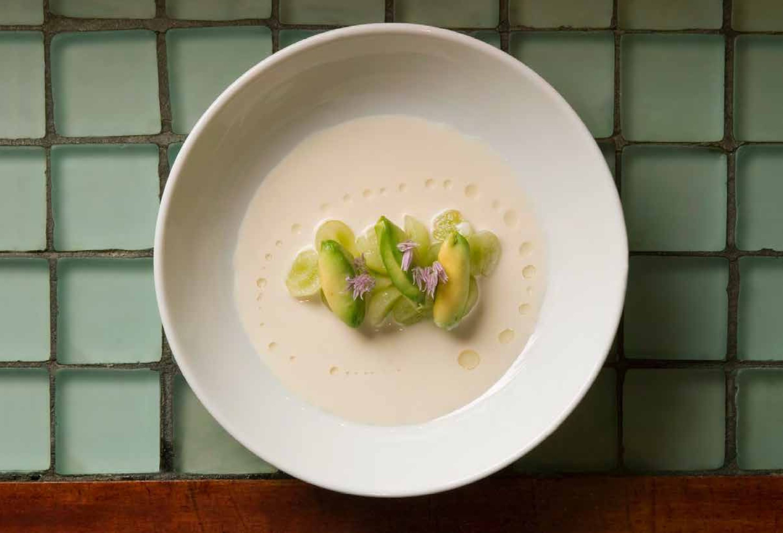 71- گاسپاچو سفید با دامپلینگ شاه میگو آب شیرین، بادام و انگور (White Gazpacho)