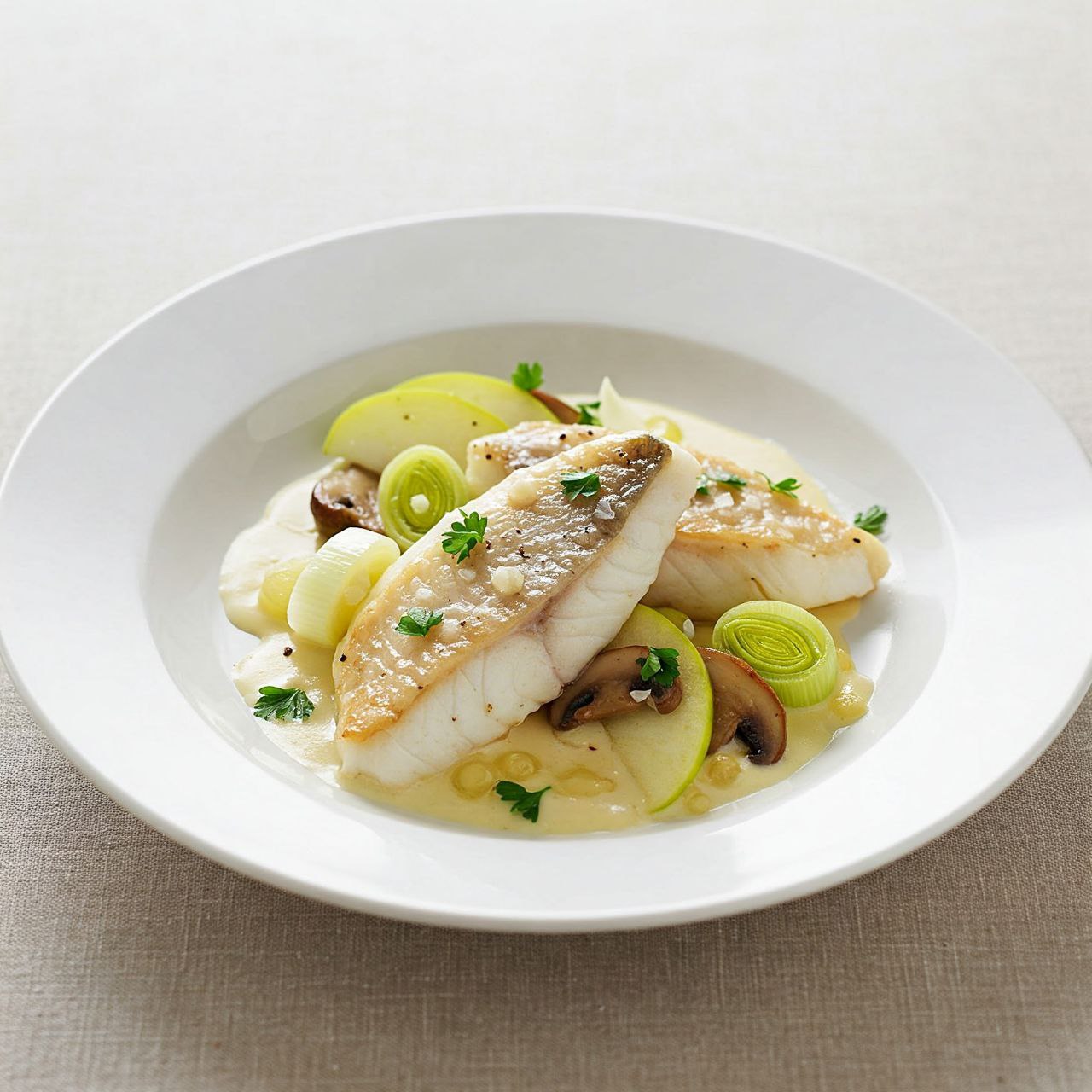 61-توربو با سس سیب و کرم تازه – سبک دره اُژ  Turbot Vallée d’Auge