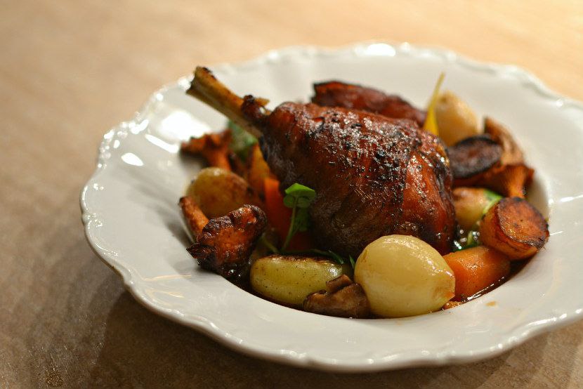 91-خوراک مرغ در سس عصاره انگور قرمز LE VRAI COQ AU VIN