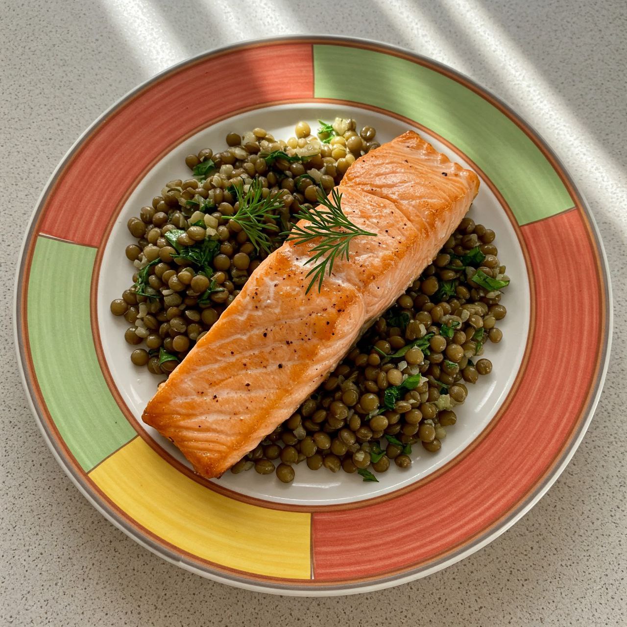 56-ماهی سالمون برشته‌شده با عدس سبز و سبزیجات معطر   Saumon rôti aux lentilles et herbes fraîches