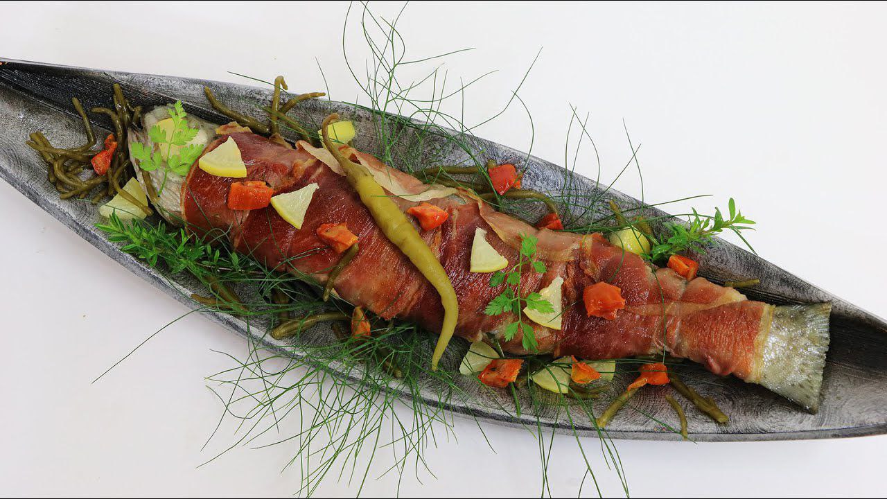 53-ماهی قزل‌آلا با ژامبون خشک‌شده بایون و سیب‌زمینی تفت‌داده‌شده   Truite à la Bayonnaise