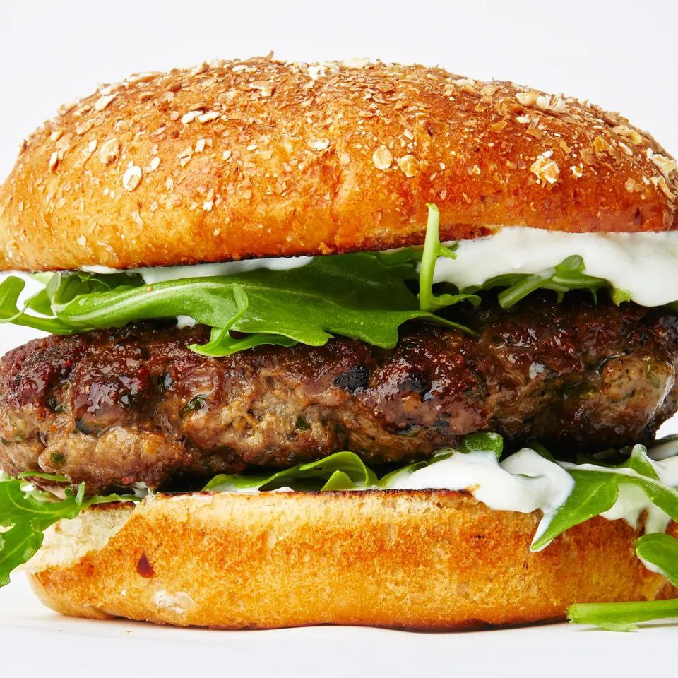 برگر بره با سس ماست سیر و آروگولا   Garlic Yoghurt Lamb Burgers