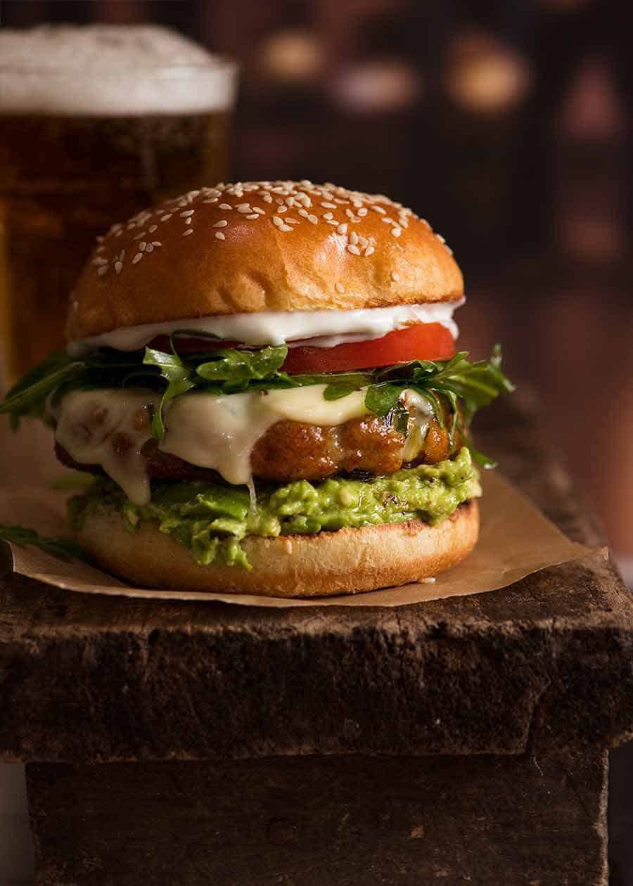 برگر مرغ با پنیر چدار و گواکاموله  (Chicken Cheddar and Guacamole Burgers)