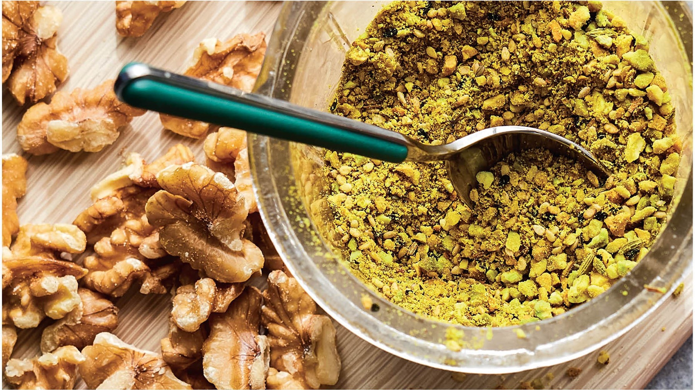 آووکادو تُوست  با مخلوط مغز و دانه زردچوبه‌ای