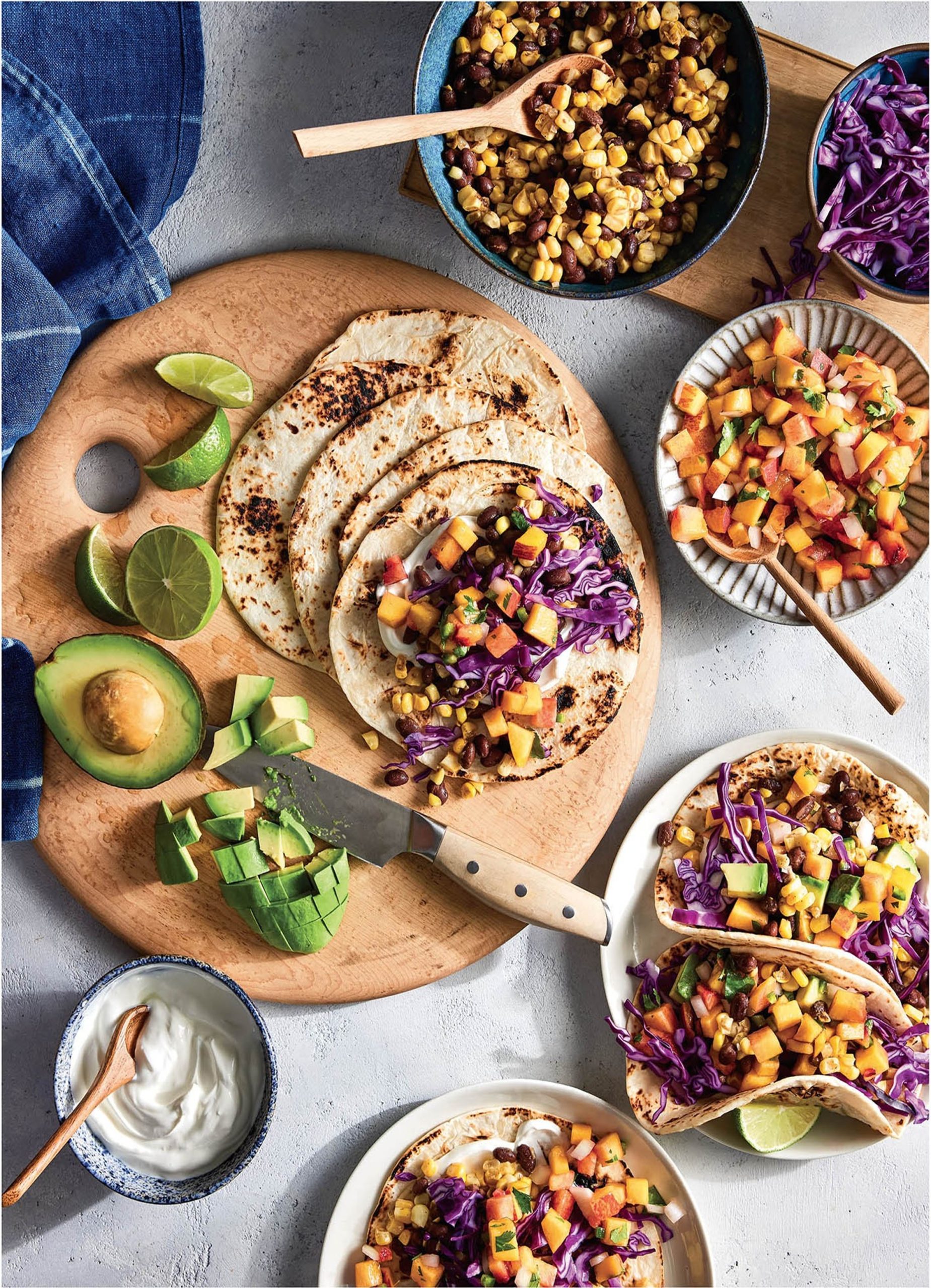  تاکوی ذرت شیرین و لوبیای سیاه با سالسای هلو و کلم قرمز