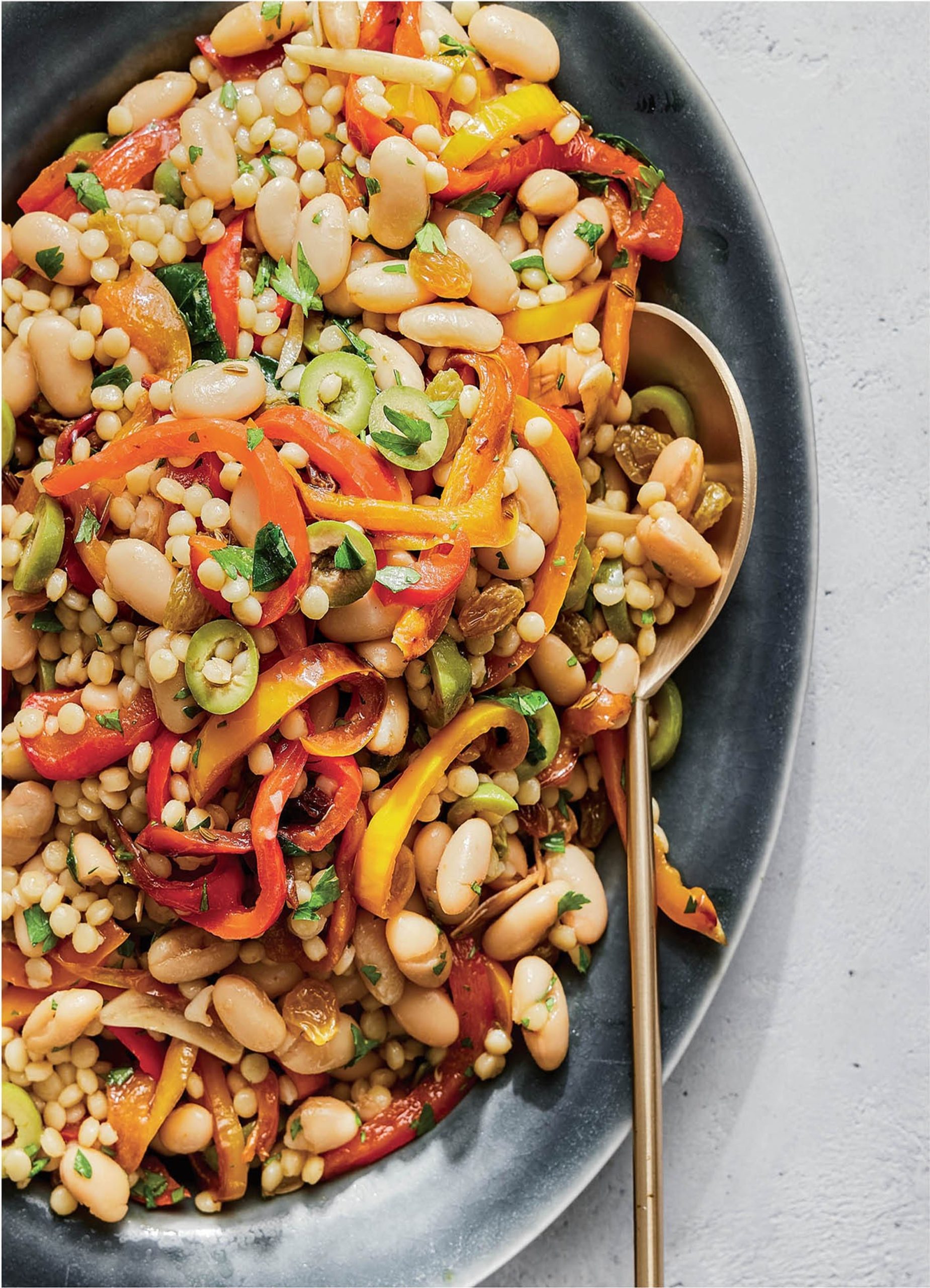 سالاد فلفل دلمه‌ای شیرین–ترش با لوبیای سفید کانلینی