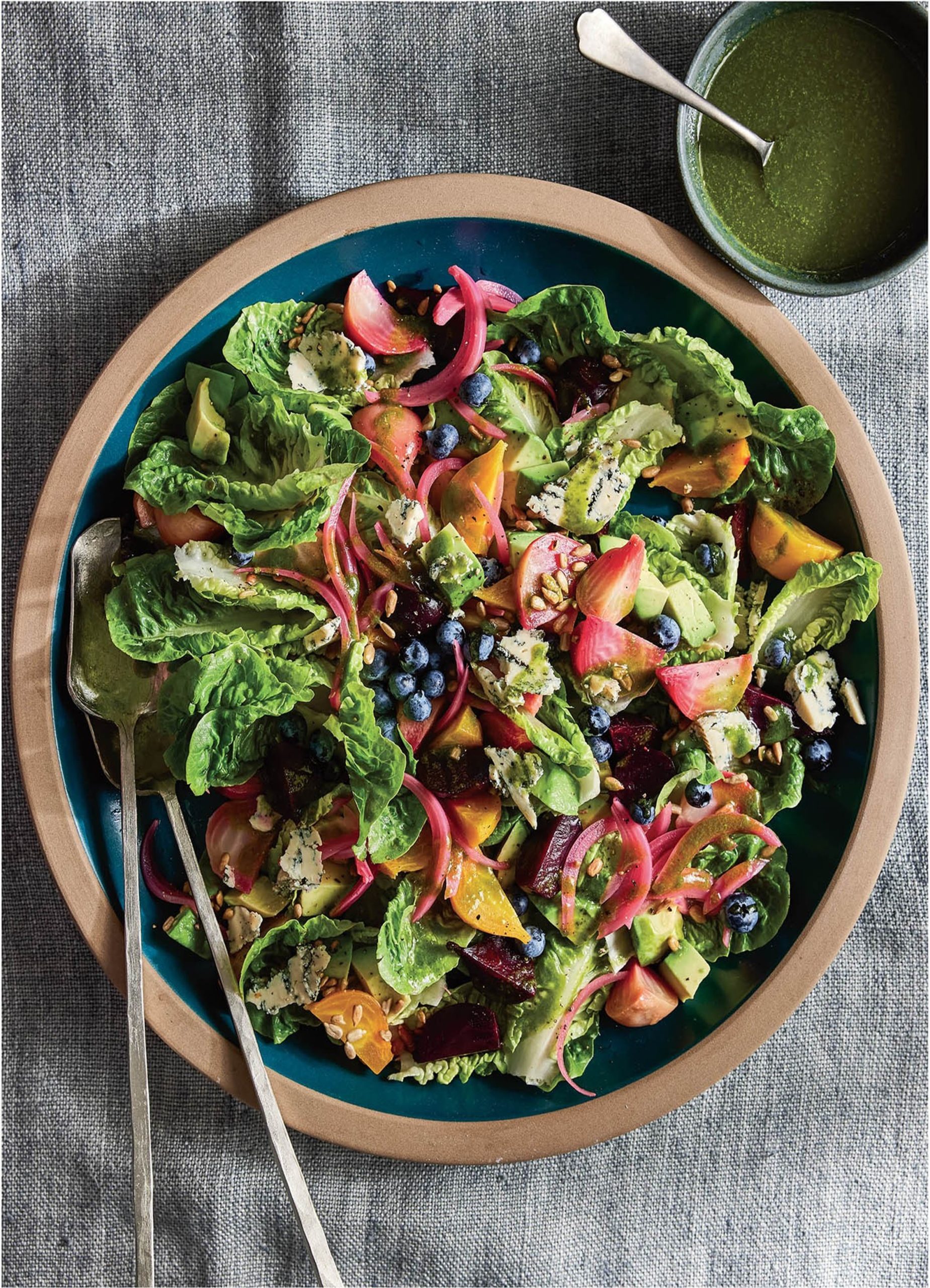 سالاد چغندر جوان و بلوبری با آووکادو و سس ریحان