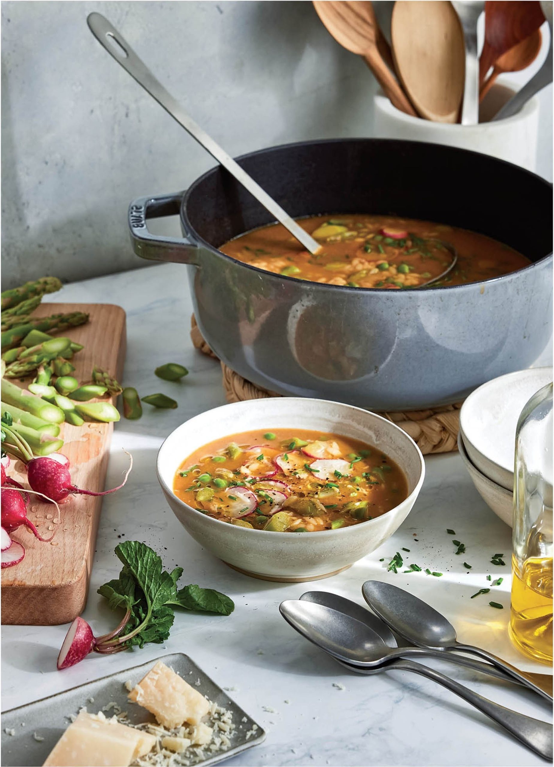 سوپ سبزیجات بهاری با اورزو و بروث پارمزان–میزو